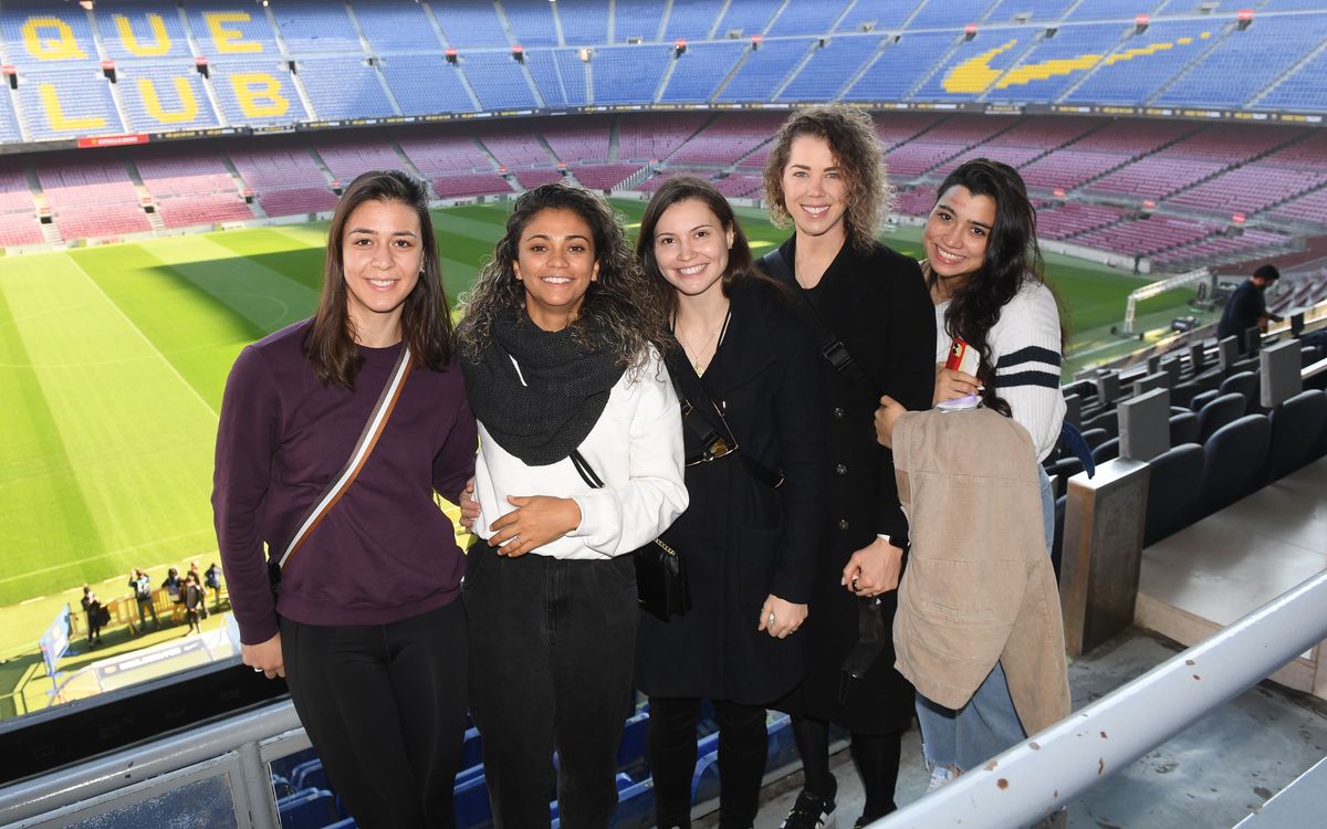 La selección femenina de balonmano de Brasil visita el Museo y el Camp Nou