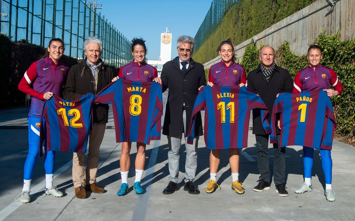 The Association hand over the 2020 Barça Players Award to the women's first team