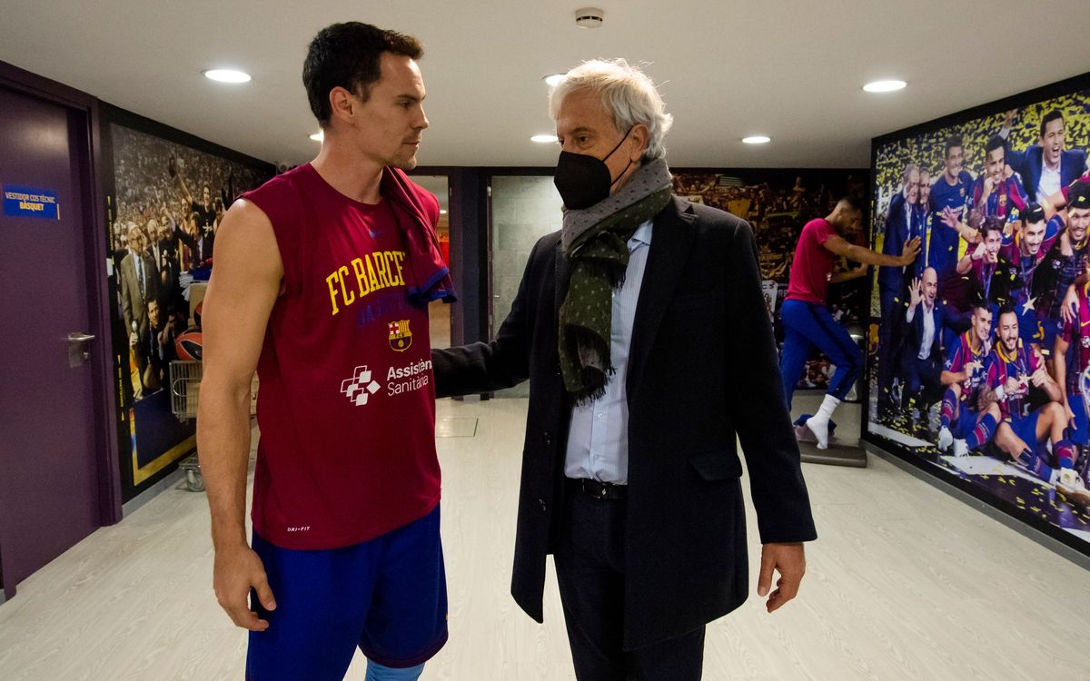 Josep Cubells visita al equipo antes del Barça - Efes