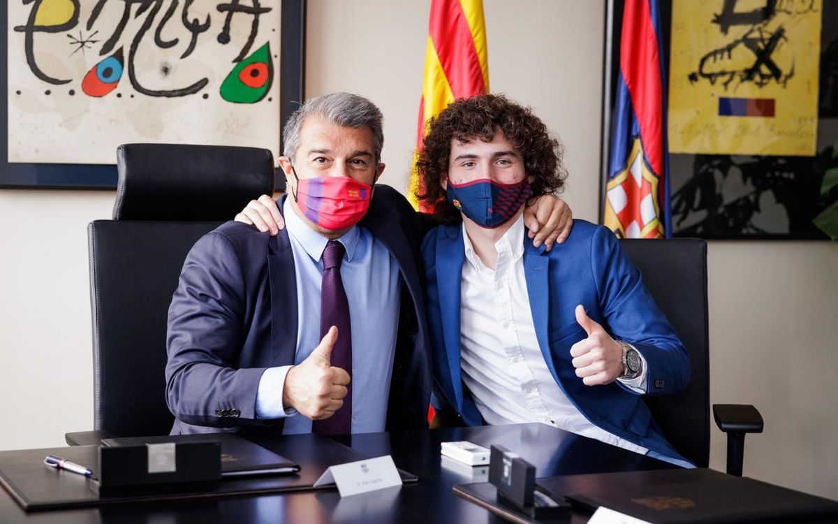 Fabio Blanco firma con el presidente Joan Laporta