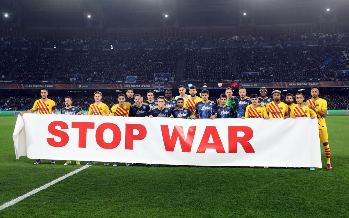 El Nàpols i el FC Barcelona, units per un lema: 'STOP WAR'