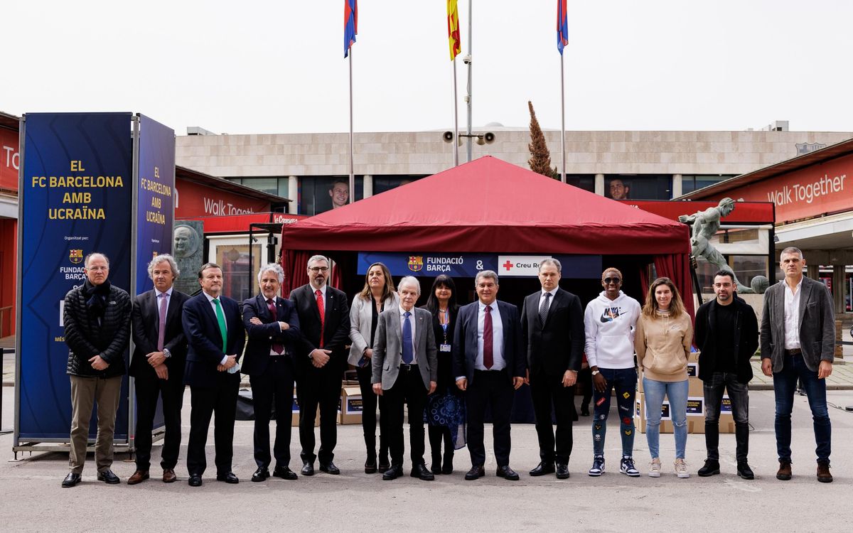 El president Laporta demana solidaritat per a les famílies ucraïneses a la carpa de recollida d’aliments instal·lada davant de la tribuna del Camp Nou