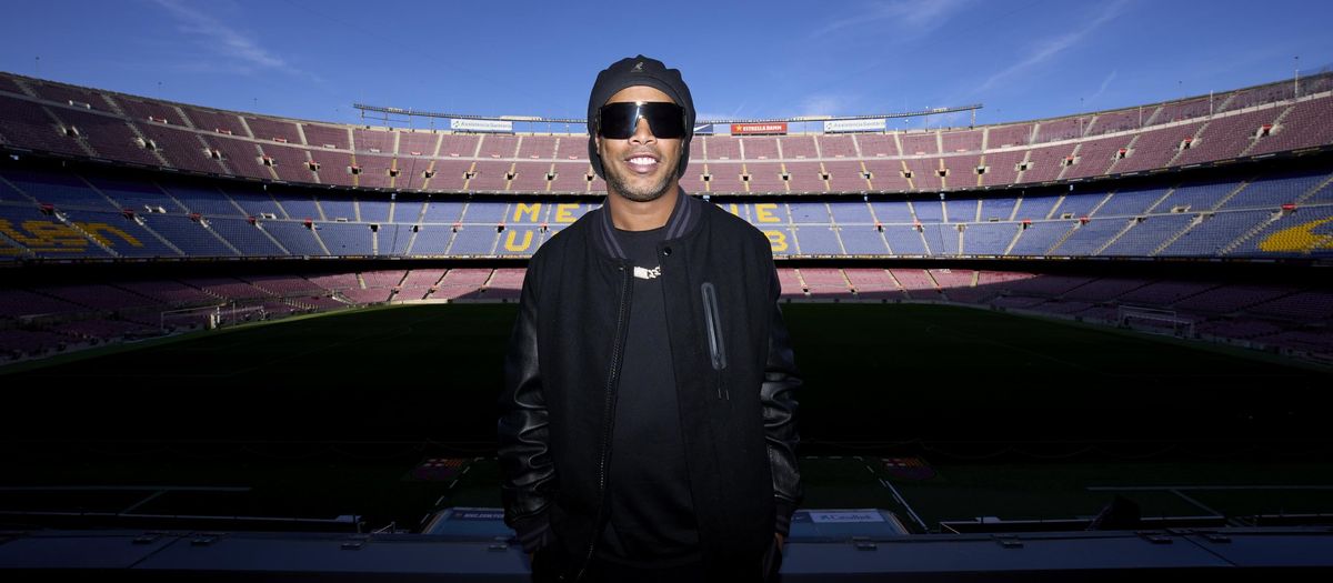 Ronaldinho visita el Camp Nou