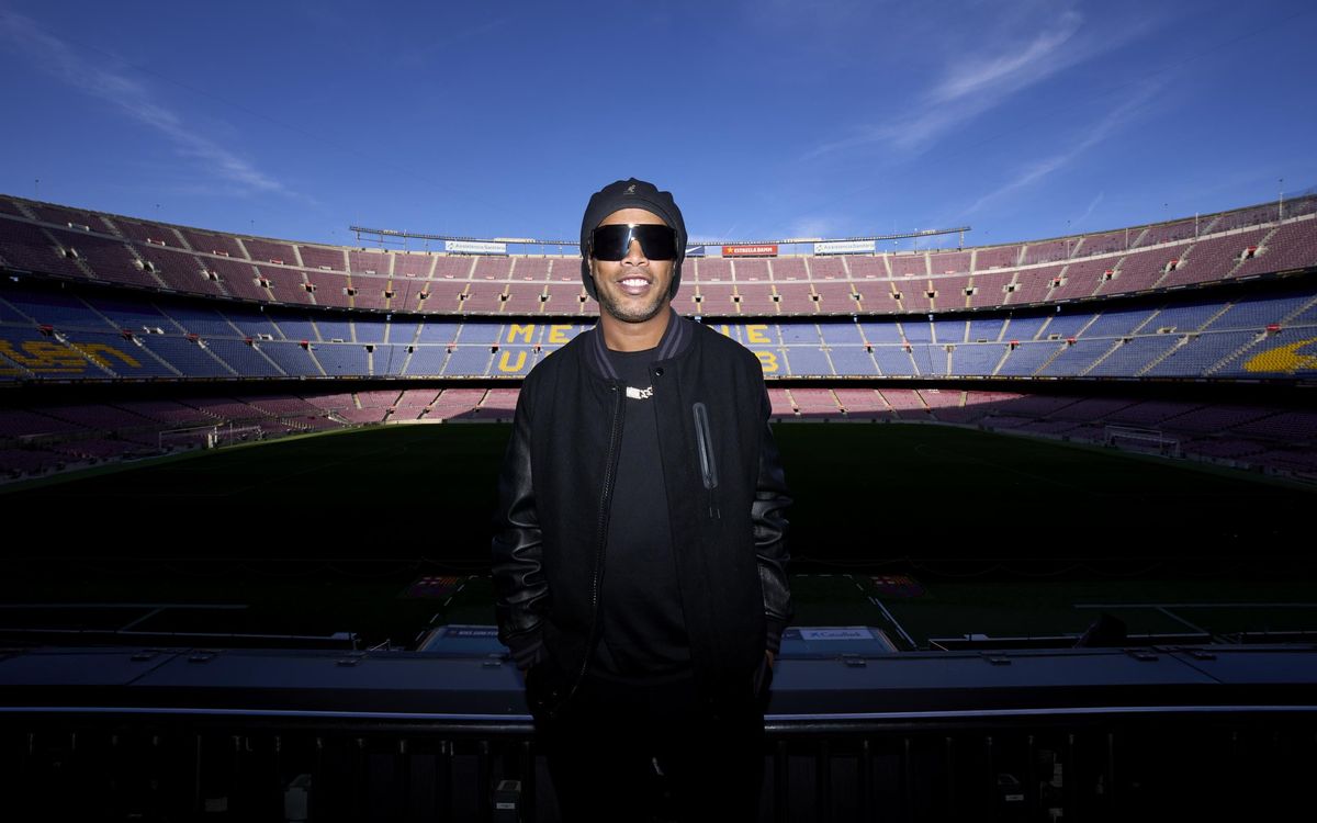 Ronaldinho visita el Camp Nou