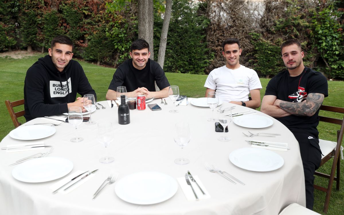 Players bond over lunch in the La Masia gardens