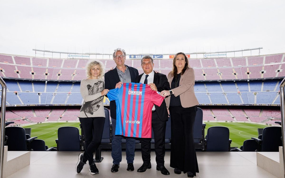 El FC Barcelona i Òmnium signen un conveni per promoure la llengua catalana, la cultura i el país