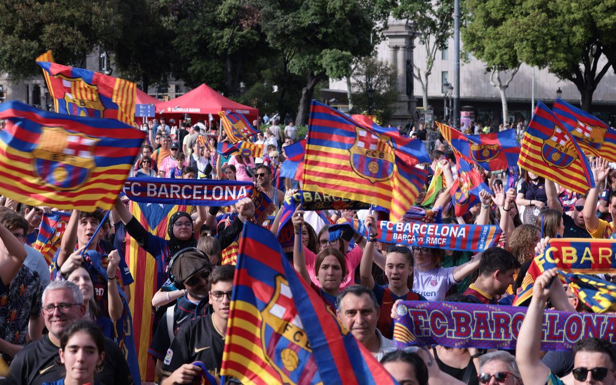Miles de aficionados vibran con el Femenino en Plaça Catalunya
