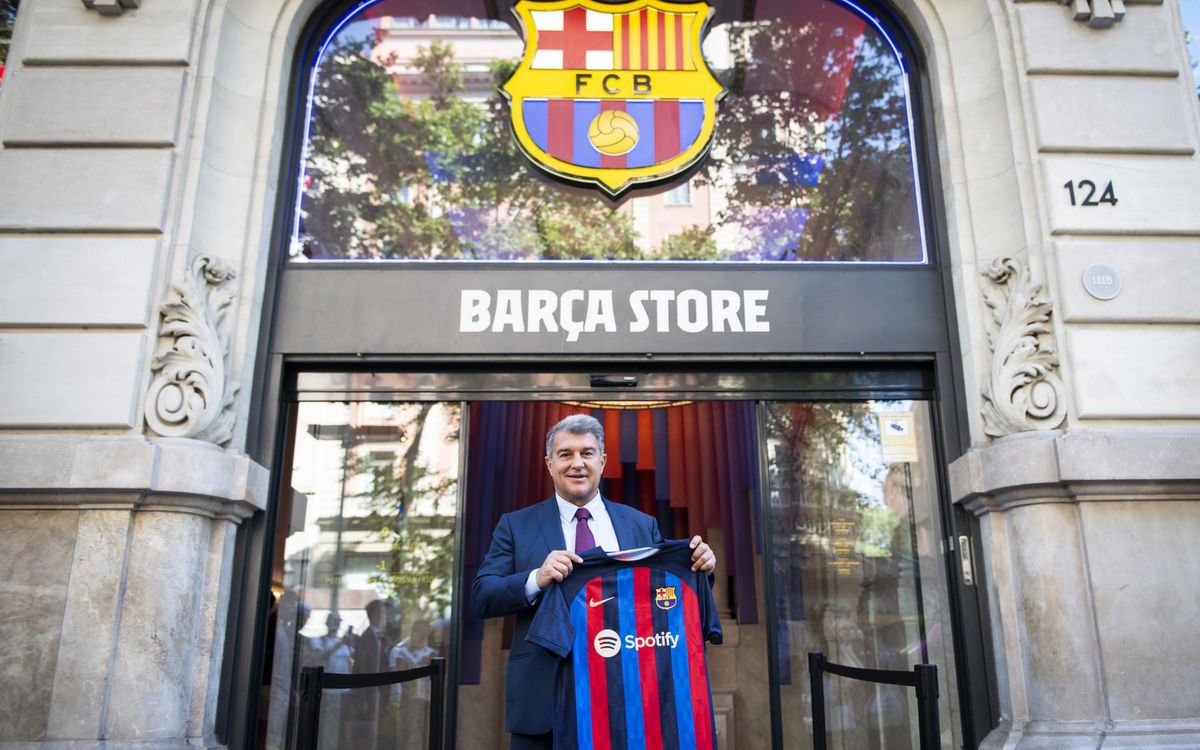 El presidente Joan Laporta visita la Barça Store de Canaletes en el estreno de la nueva camiseta y recuerda la vinculación con Barcelona 92
