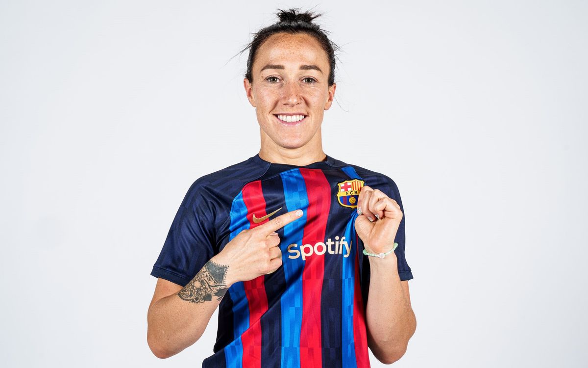 Lucy Bronze signs for Barça!