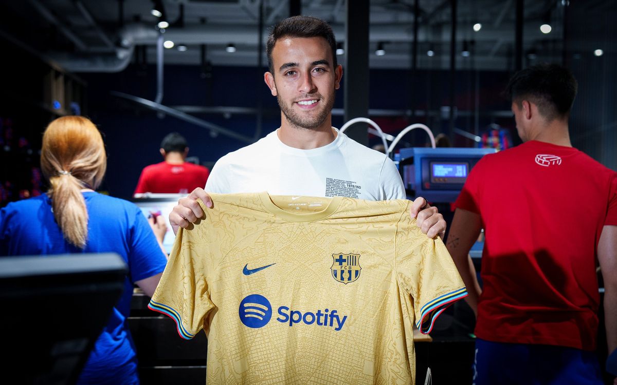 Eric García visits Barça Store Camp Nou for launch of new away kit