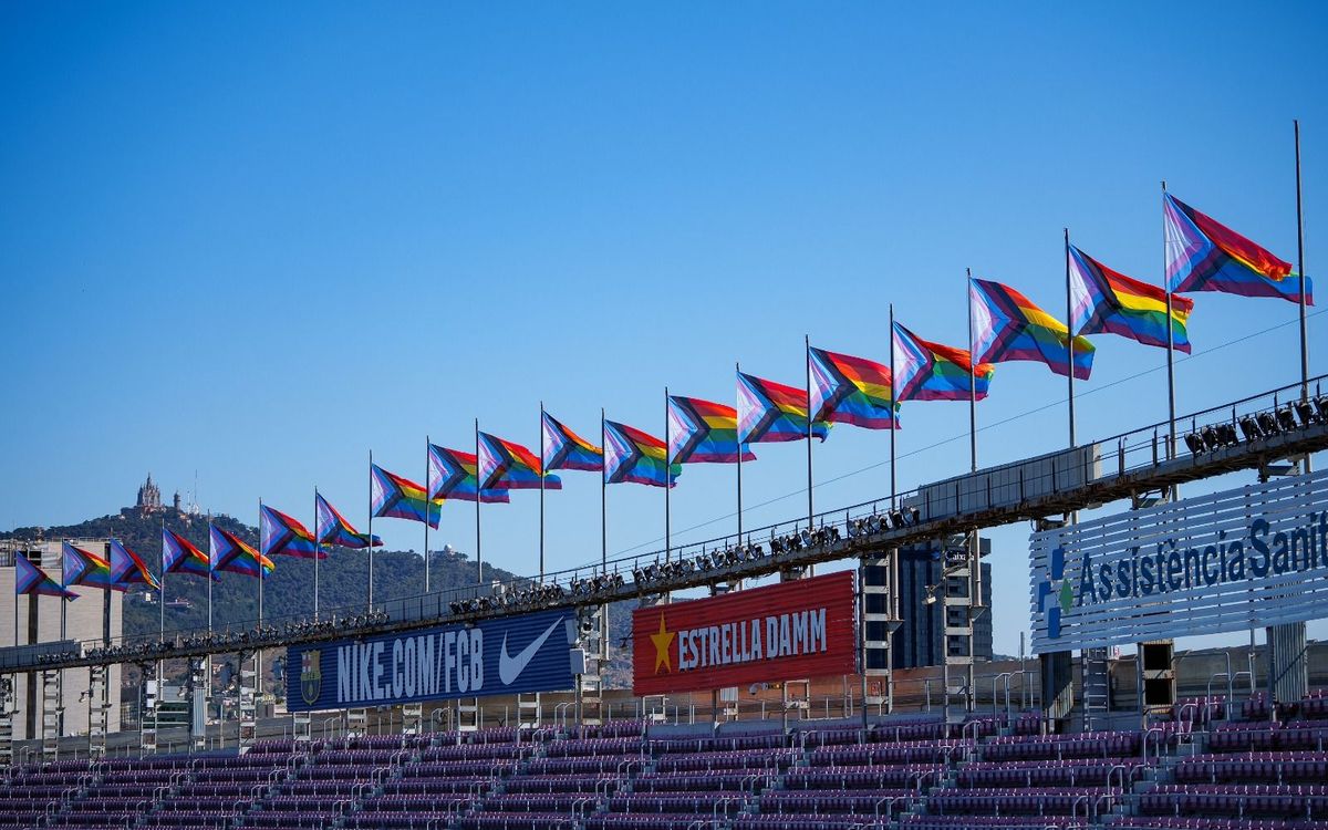 Le Barça célèbre la journée internationale de la libération sexuelle de la communauté LGBTQI+ en hissant le drapeau arc-en-ciel au Camp Nou