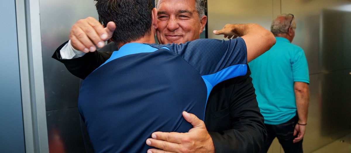 Joan Laporta visits the squad before training
