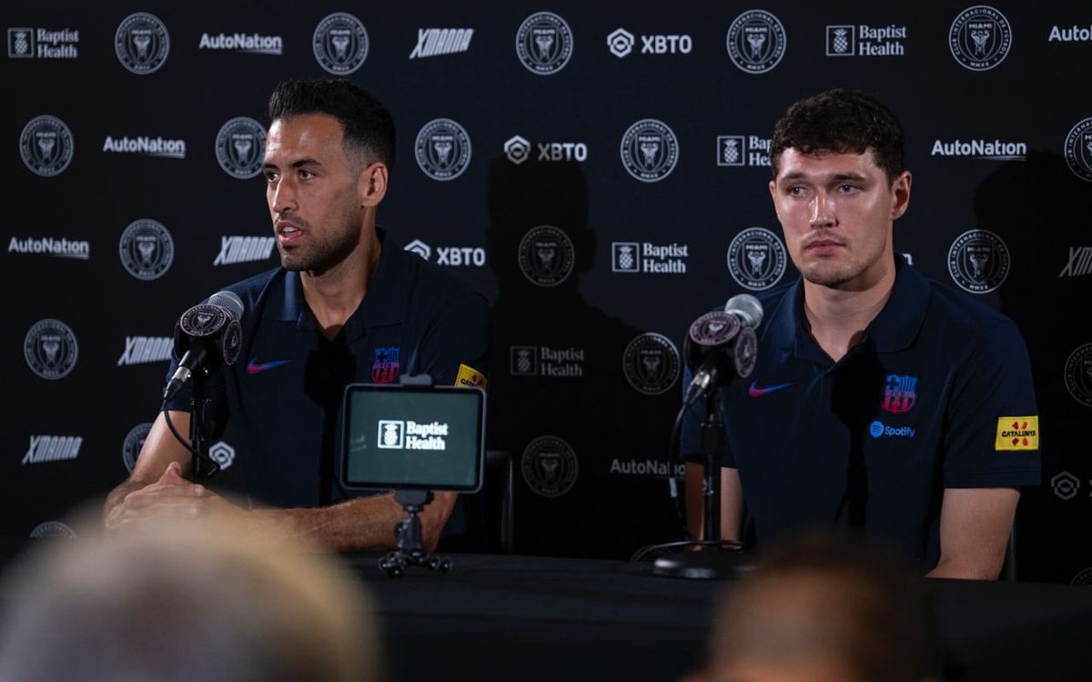 Sergio Busquets y Andreas Christensen, durante una rueda de prensa.