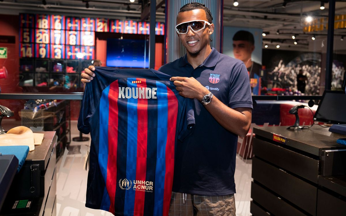 Kounde visits Museum and Barça Store at Spotify Camp Nou