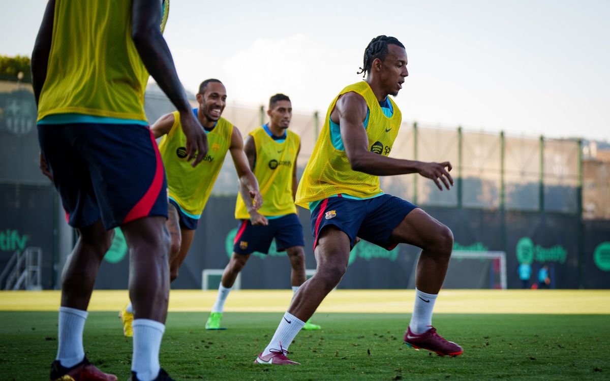 Kounde trains with the squad for the first time