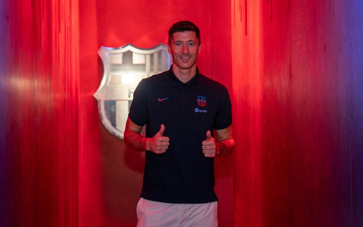 Lewandowski visita el Museo y la Barça Store del Spotify Camp Nou