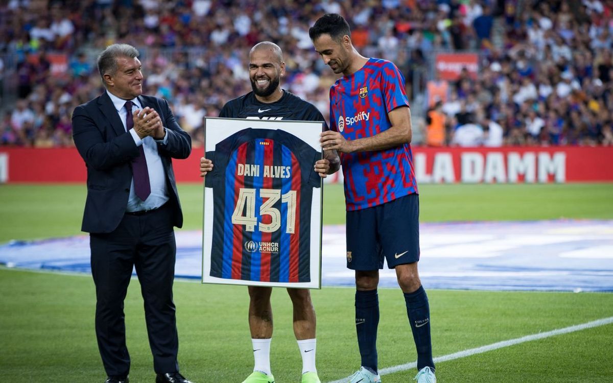 Així va ser l'homenatge a Dani Alves