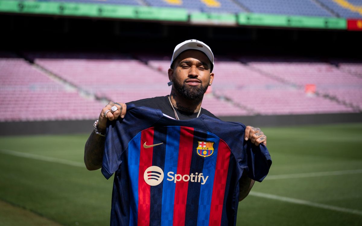 Bryant Myers visita el Spotify Camp Nou