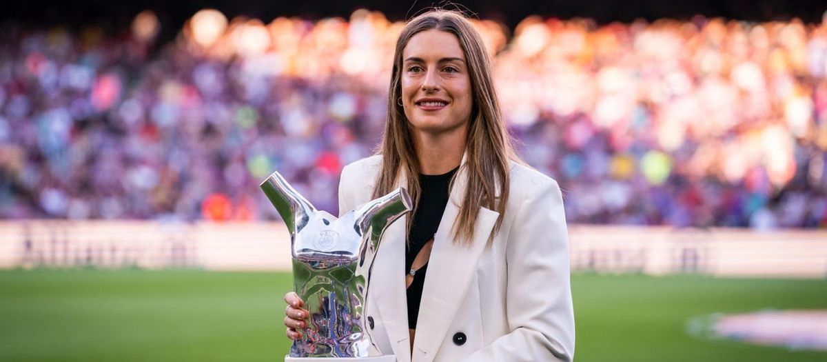 Alexia présente son Trophée de Meilleure Joueuse UEFA de l'année au Spotify Camp Nou