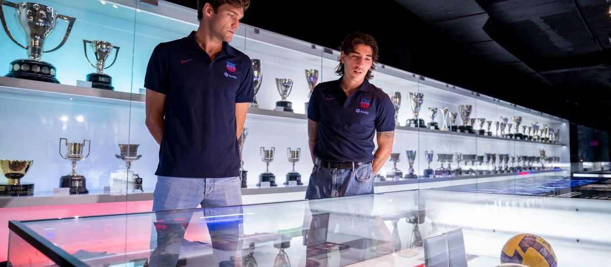 Héctor Bellerín y Marcos Alonso visitan el Museo y la Barça Store del Spotify Camp Nou