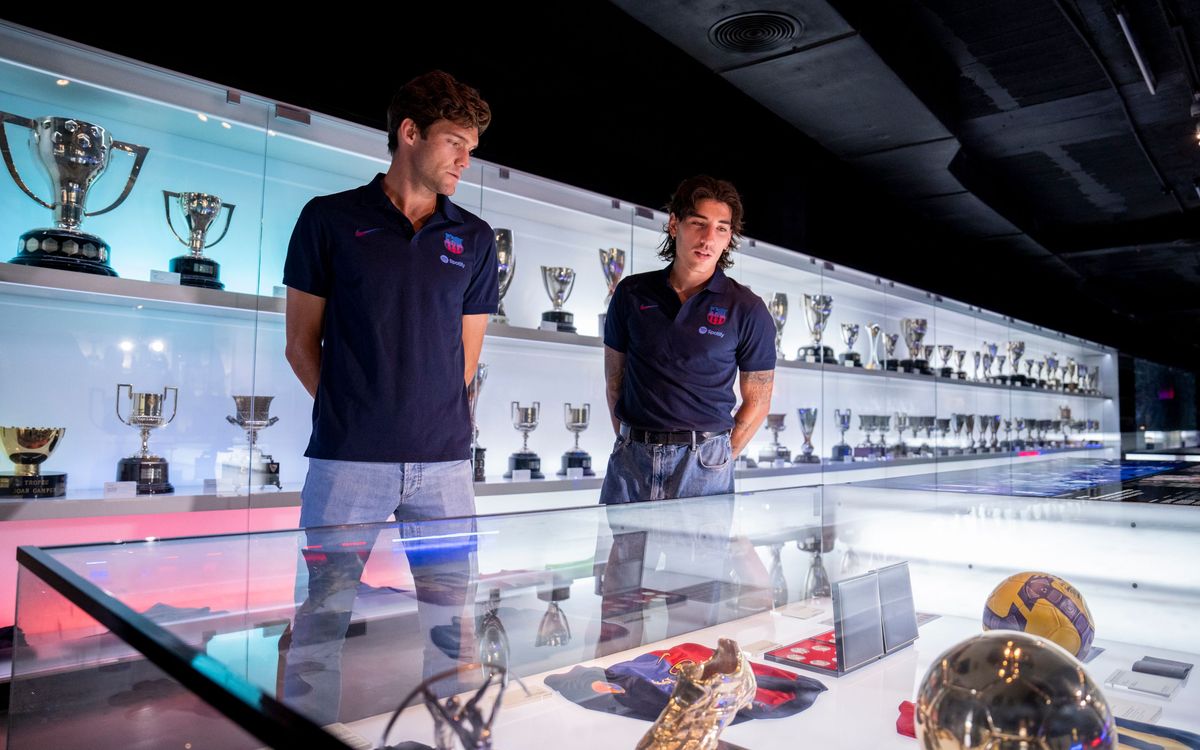 Héctor Bellerín y Marcos Alonso visitan el Museo y la Barça Store del Spotify Camp Nou