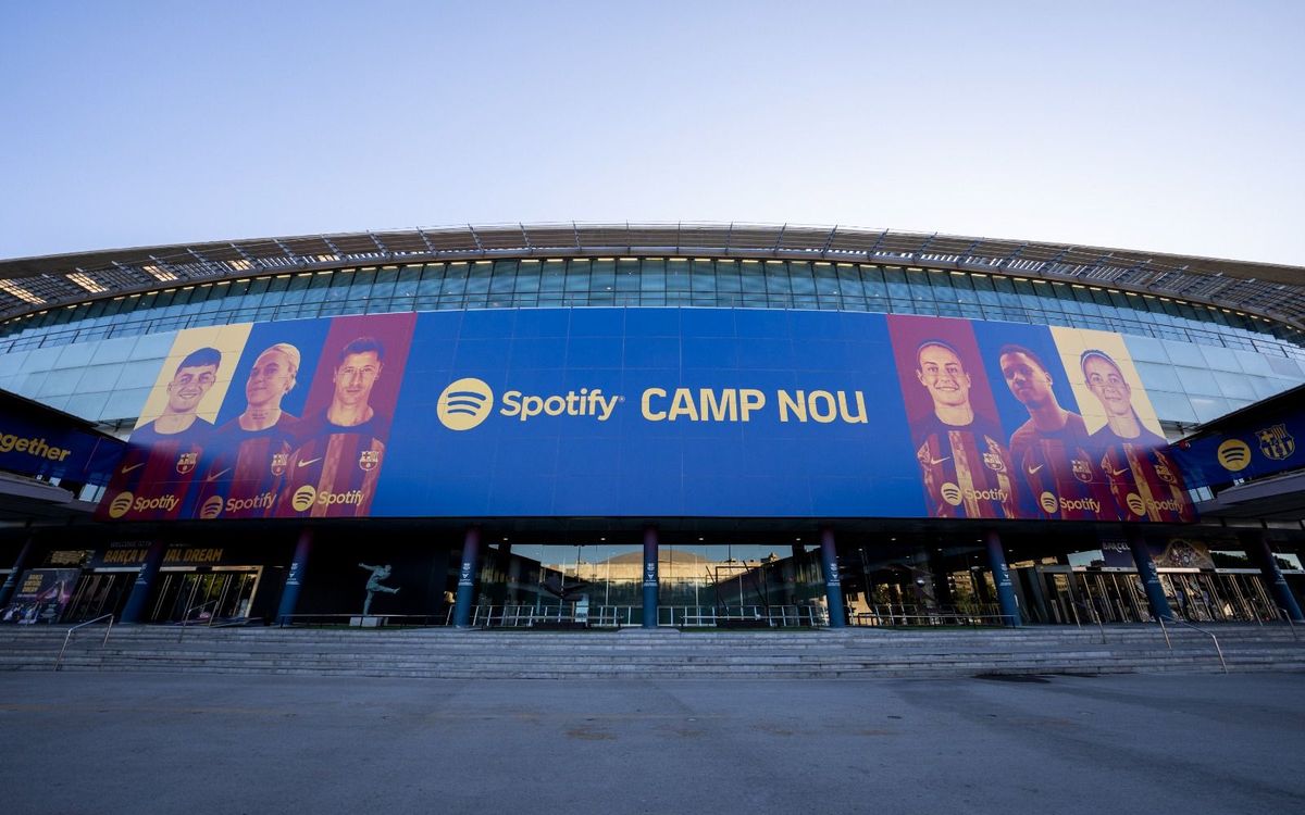 Lewandowski ya está en la fachada del Spotify Camp Nou