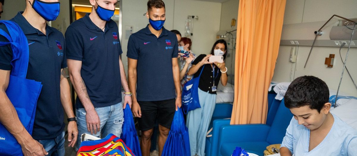 Primera visita post pandèmia del Barça als hospitals