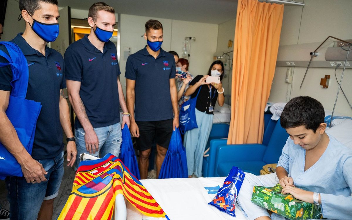 Primera visita post pandèmia del Barça als hospitals
