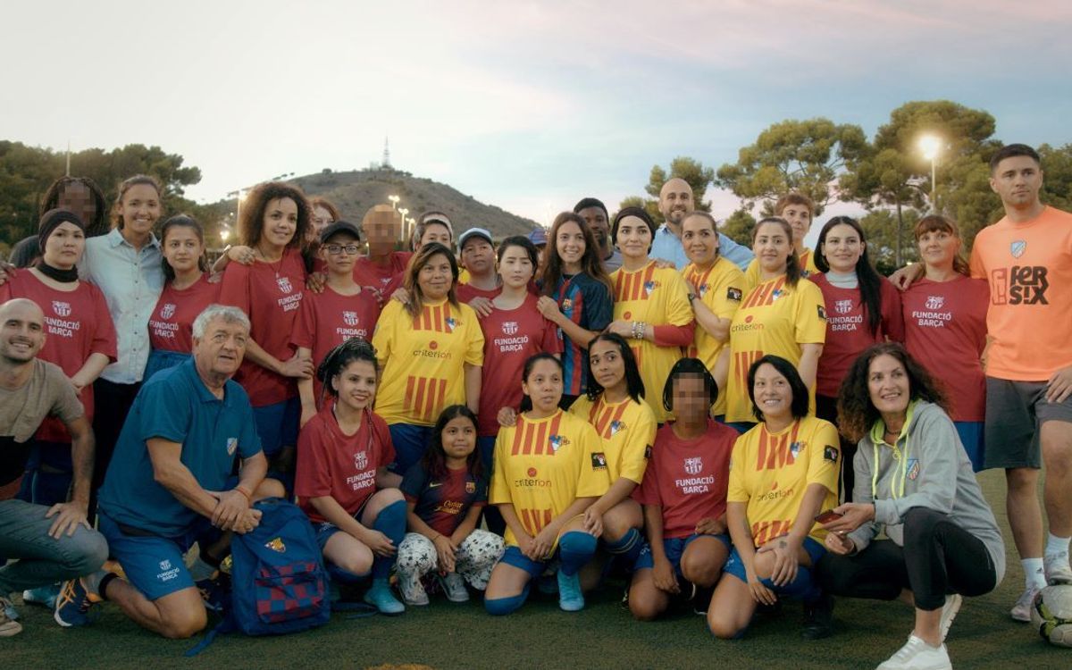 Aitana Bonmatí visita un entrenamiento de un equipo de fútbol de mujeres refugiadas con motivo del Día Internacional de la Niña