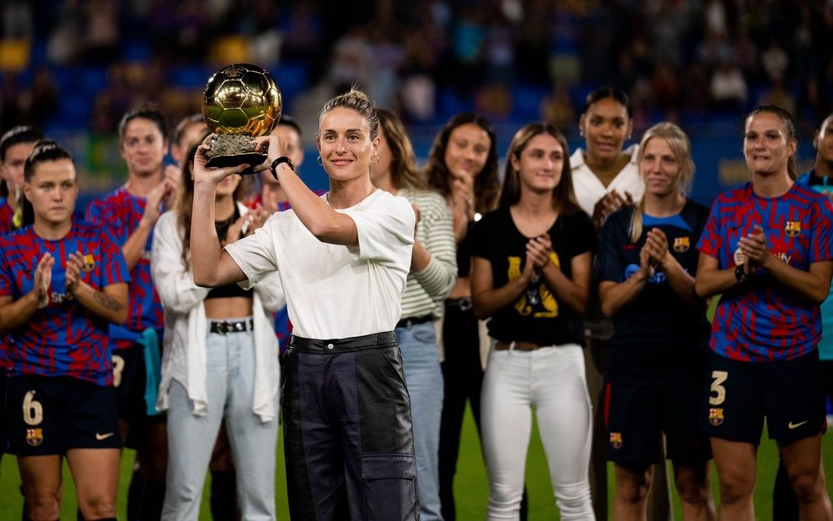 Alexia ofereix la Pilota d'Or a l'Estadi Johan Cruyff
