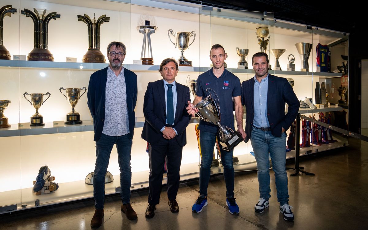 El Barça d’hoquei patins entrega la Supercopa al Museu