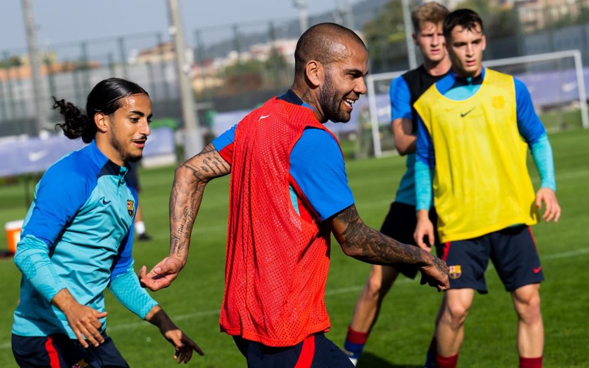 Dani Alves trains with Barça Atlètic