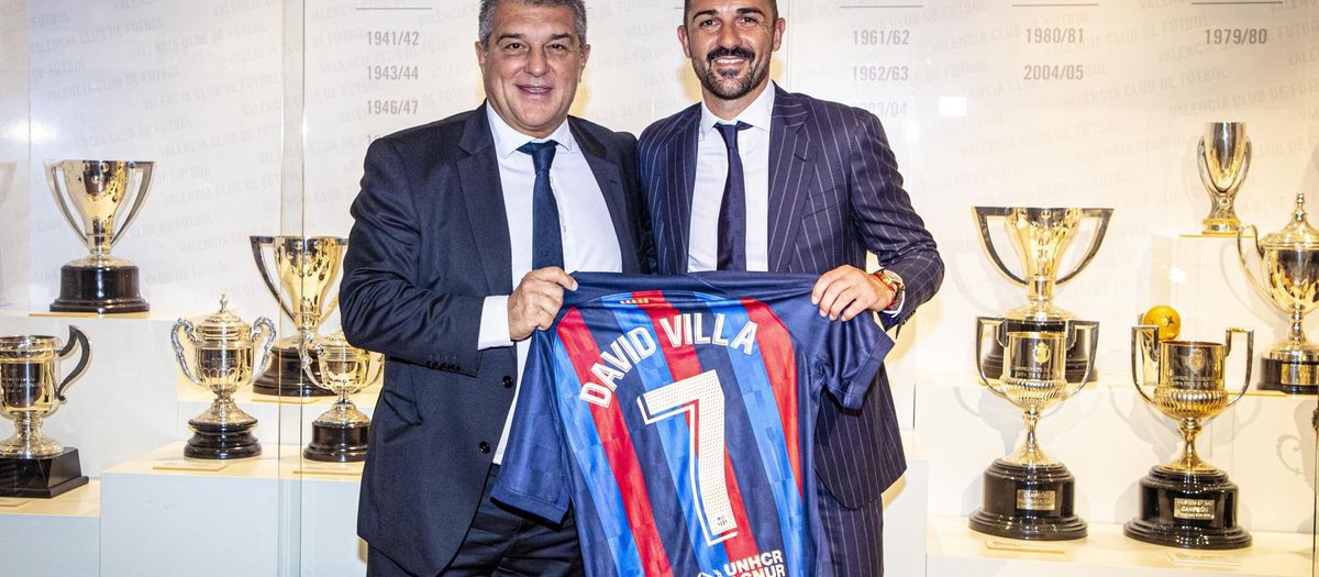 Tribute to David Villa prior to game with Valencia