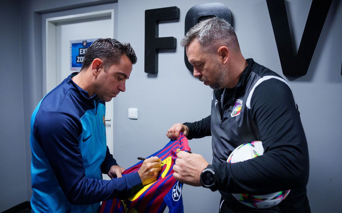 A very special meeting between Xavi Hernández and Pavel Horváth in Plzen