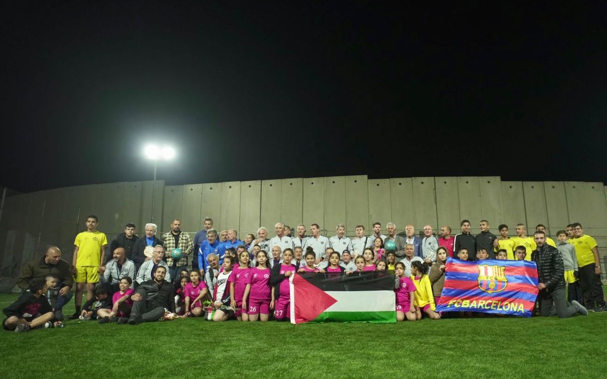 Visita y fútbol en el campo de refugiados palestinos de Aida, en Belén