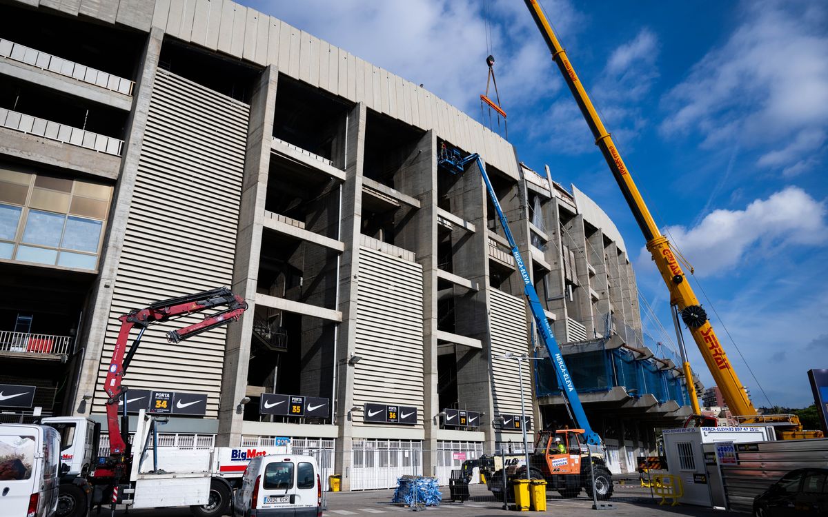 Barça proceed with the partial demolition of the third tier during break for World Cup