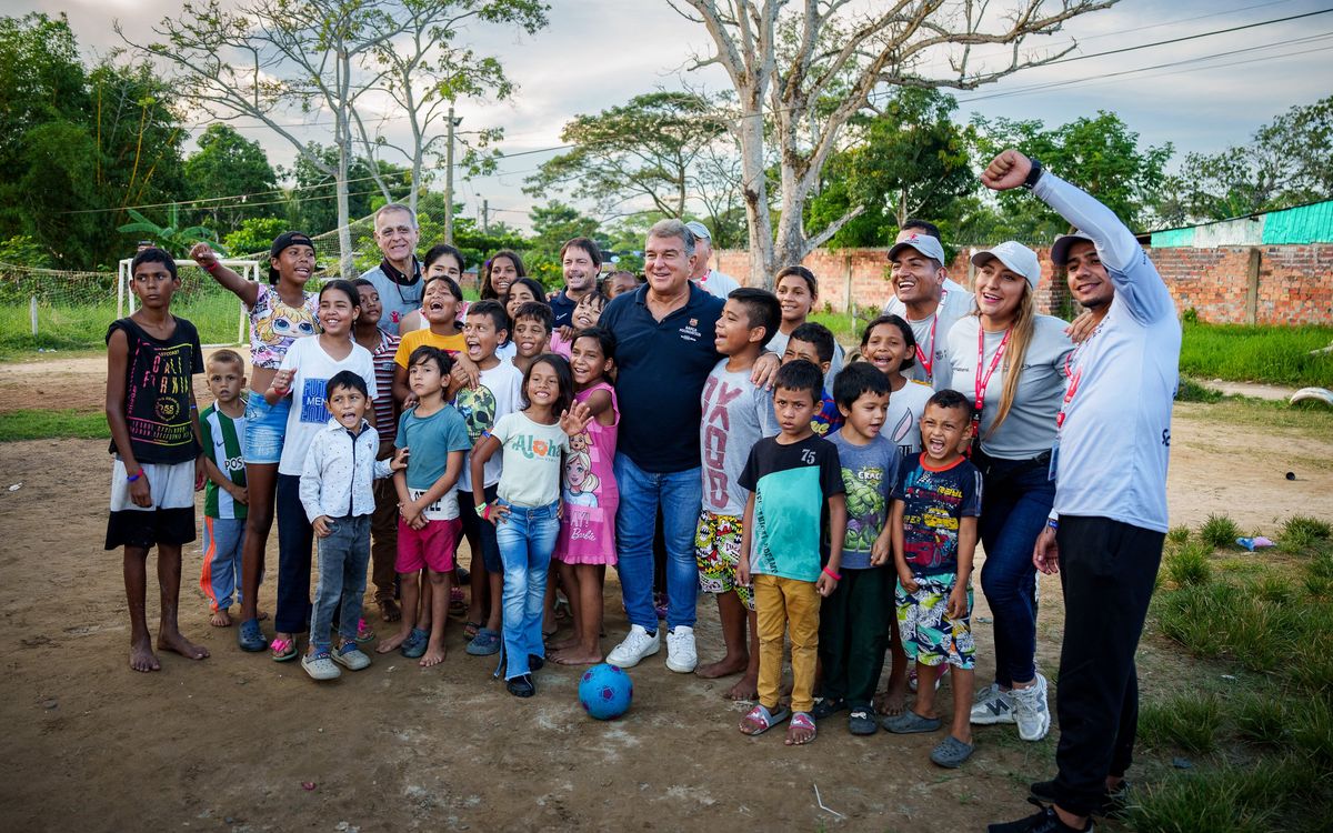 Joan Laporta visita los proyectos de la Fundación FC Barcelona en Colombia de apoyo a refugiados y desplazados