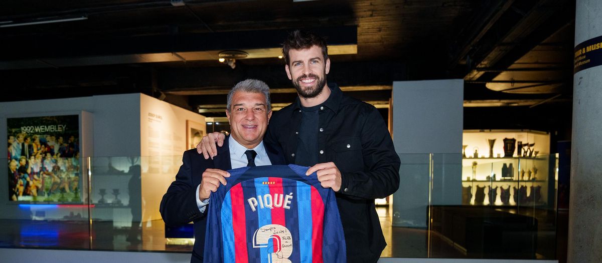Gerard Piqué entrega la camiseta de su último partido al Museu