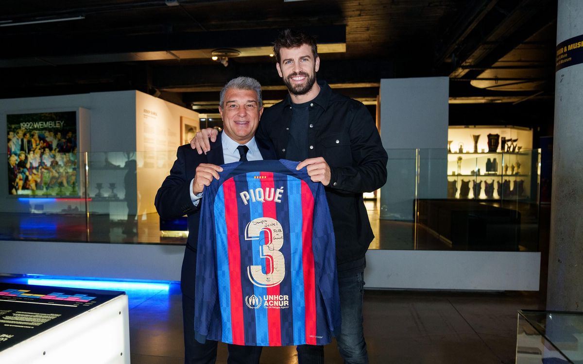 Gerard Piqué entrega la camiseta de su último partido al Museu