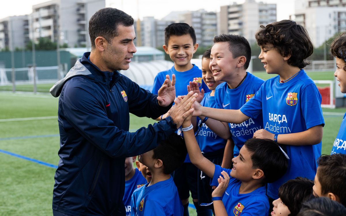 L’entrenador del Barça Atlètic, Rafa Márquez, visita els jugadors del Barça Academy Clinic de Mèxic