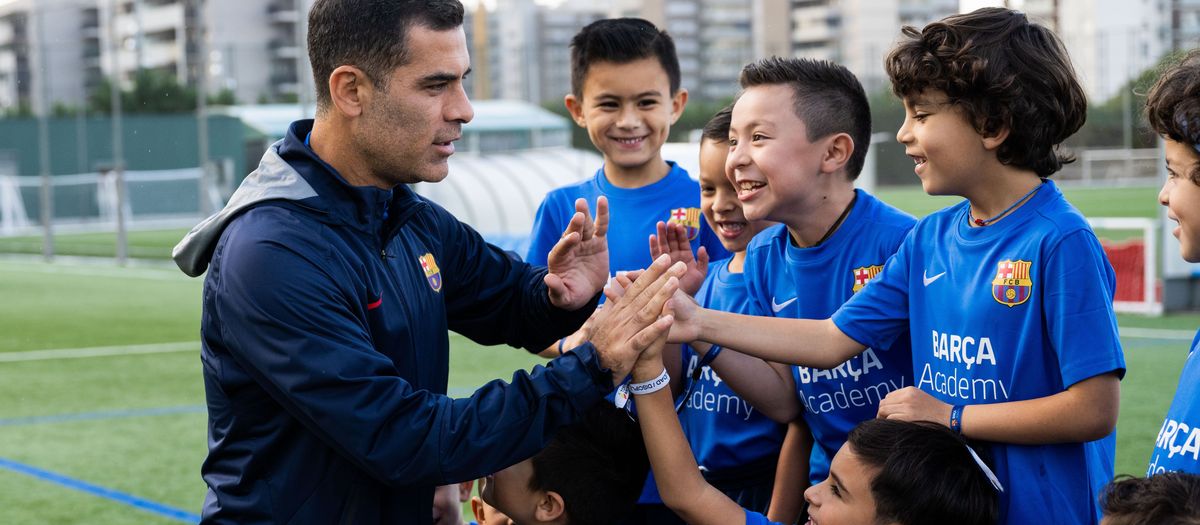 Barça Atlètic coach Rafa Márquez visits players at Barça Academy Clinic Mexico