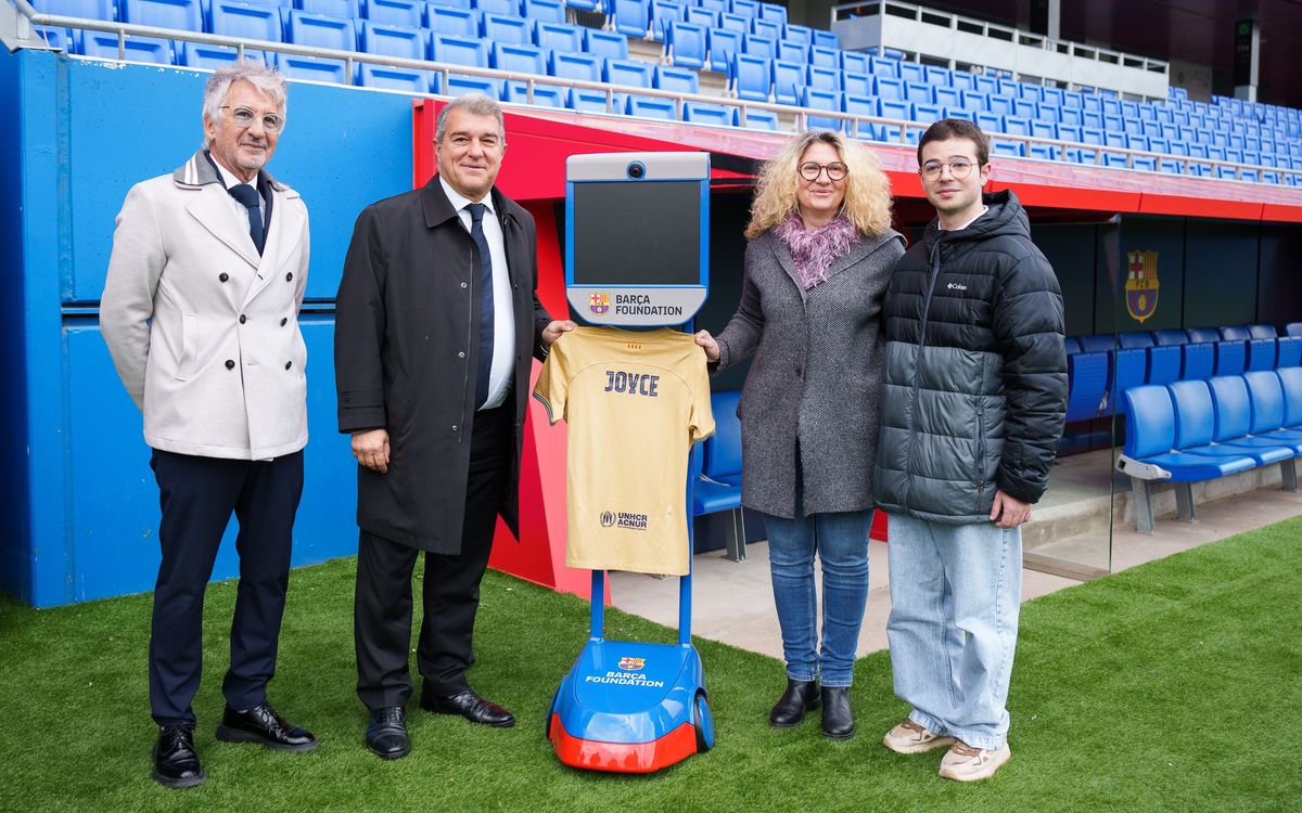 El presidente Joan Laporta y el primer equipo femenino dan la bienvenida a Joyce, el nuevo robot de la Fundació FC Barcelona