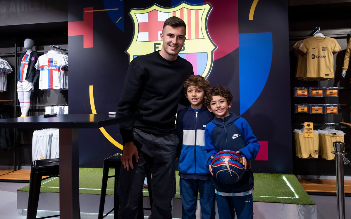 Iñaki Peña visits the Spotify Camp Nou store