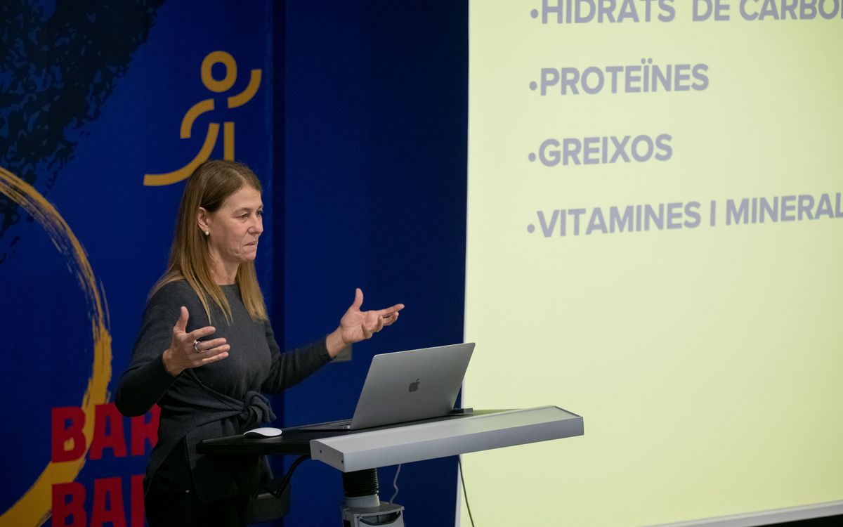 Charla de la Doctora Lizarraga a las familias de la plantilla del Fundació Barça