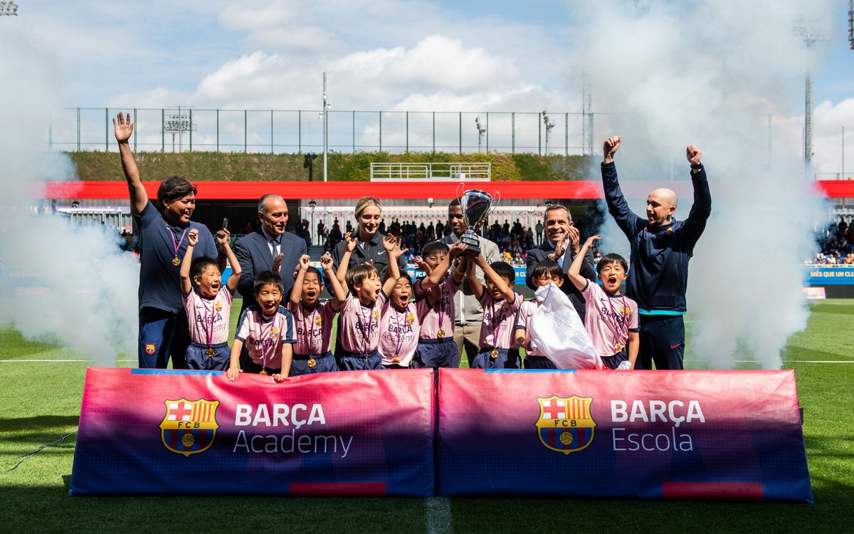 Alexia y Ansu Fati entregan los trofeos de campeones de la Barça Academy World Cup 2023