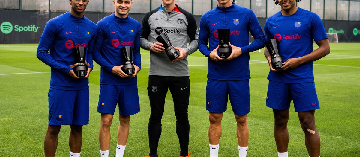 Ter Stegen, Balde, Koundé, Pedri et Lewandowski dans le XI idéal