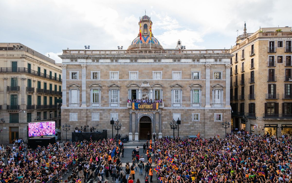 La plaza Sant Jaume se tiñe de azulgrana en el homenaje a las campeonas de Champions