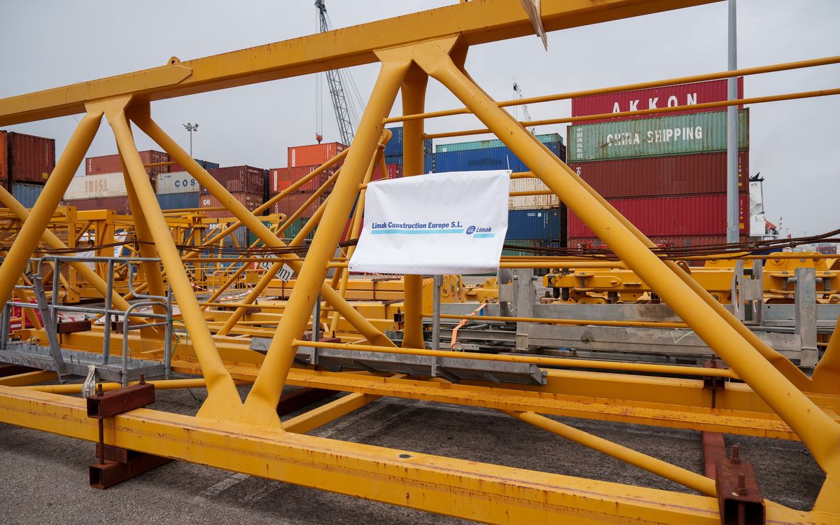 Cranes for the Spotify Camp Nou works unloaded at the port of Barcelona