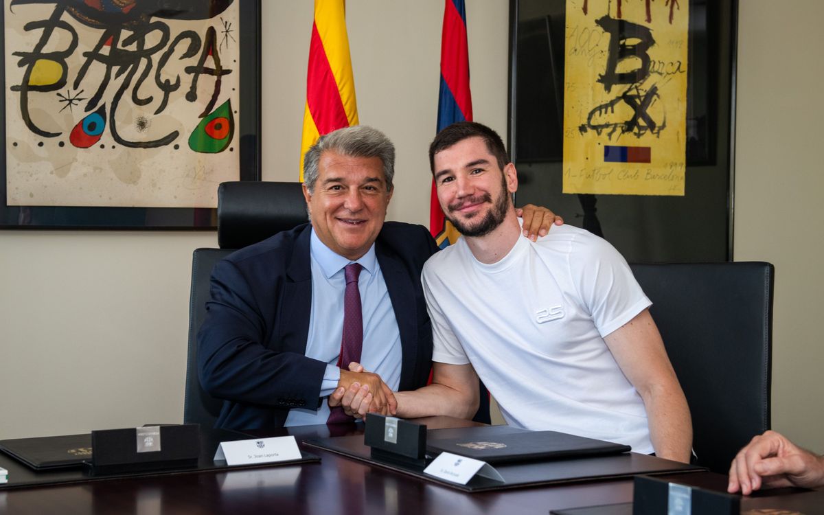 Dario Brizuela firma el contrato como nuevo jugador del Barça