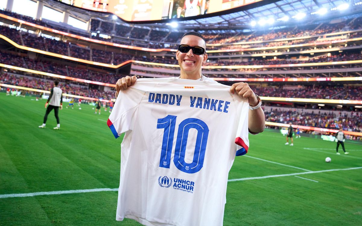 Daddy Yankee, star spectator at Arsenal v FC Barcelona